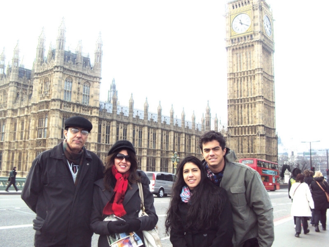 Wellington, Lilian, Giovana, Raphael em Londres - Big Ben e Parlamento.