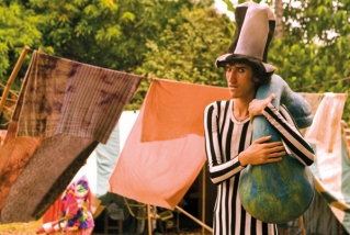 â€œO PalhaÃ§oâ€ conta histÃ³ria de artista de circo em crise. â€œO PalhaÃ§oâ€ trata de forma divertida, mas tambÃ©m profunda, a crise de identidade de um artista de circo que acha que perdeu a graÃ§a e passa a questionar sua vocaÃ§Ã£o. As rodagens aconteceram em PaulÃ­nia(SP) e Ibitipoca(MG). O ator e diretor Selton Mello, que tambÃ©m assina o roteiro, divide a cena com o veterano Paulo JosÃ©. No filme, Selton e Paulo sÃ£o filho e pai e formam a dupla de palhaÃ§os PangarÃ© e Puro Sangue. 