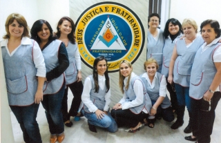 As integrantes da Ã¢â‚¬Å“Fraternidade Feminina Damas das AcÃƒÂ¡ciasÃ¢â‚¬Â - encontro de diversas geraÃƒÂ§ÃƒÂµes.