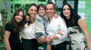 Antonio, 46 anos e Daniela, 36 anos com sua famÃƒÂ­lia reunida - fruto desse amor tÃƒÂ£o lindo: JÃƒÂºlia - 12 anos; Lucas - 5 anos; Ana Laura - 16 anos.